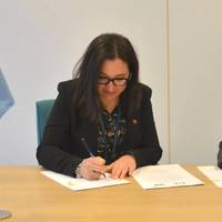 Signing the Reciprocal Recognition Agreement (left to right): Joanna Manger, Director General, Marine Safety & Security at Transport Canada, and Rear Admiral (ret’d) Peter Brady, Director General of the Maritime Authority of Jamaica. (Source: Maritime Authority of Jamaica)