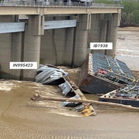 Barges IN995423 and IB1938 against the lower dam gates. IB1913 is receiving methanol from IB1938 through a cargo transfer hose. (Background source: U.S. Coast Guard)